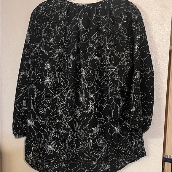 New York & Company Black and White Floral Blouse - Picture 5 of 5
